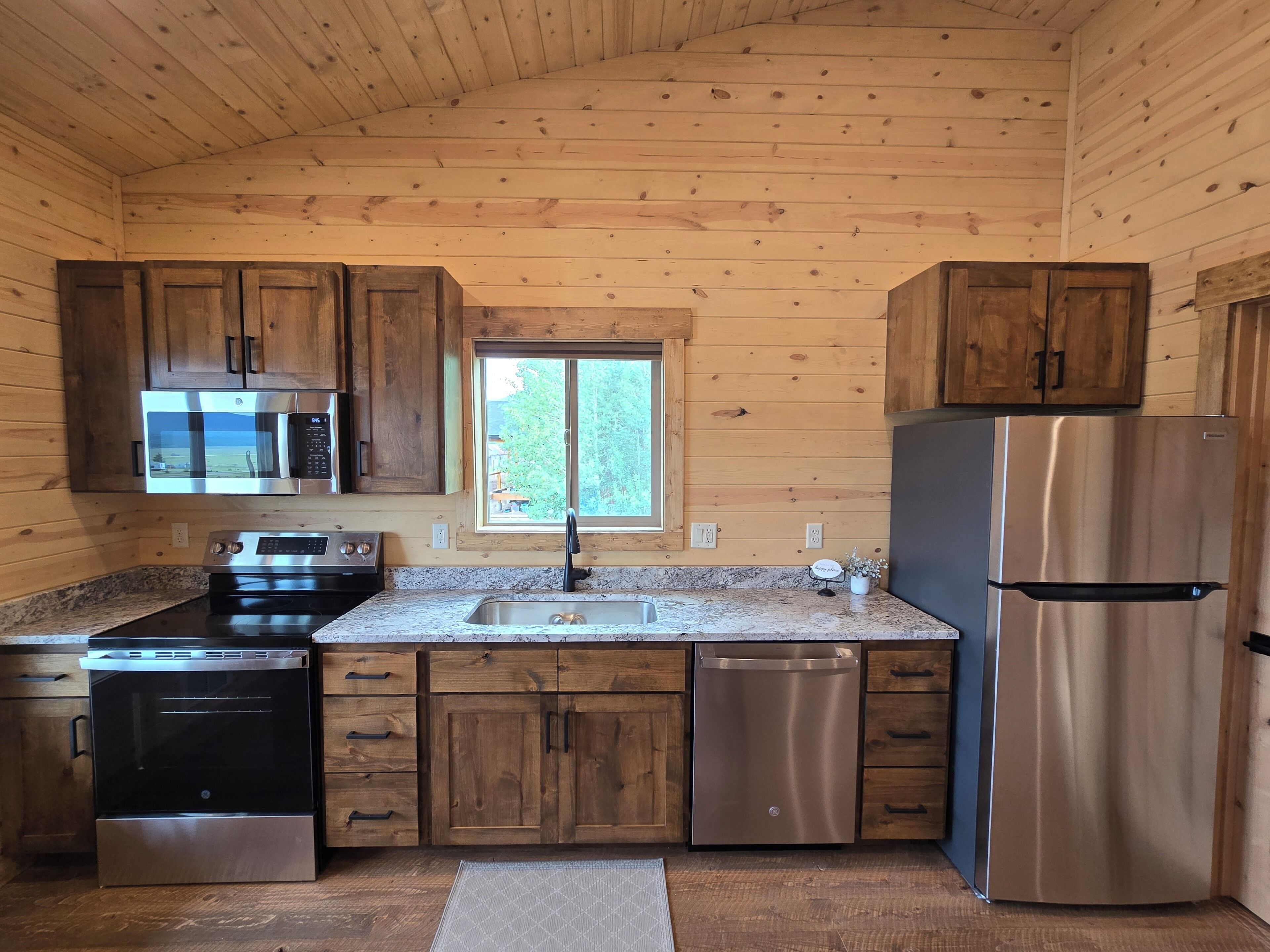 Coffee/tea maker, fridge, microwave, oven