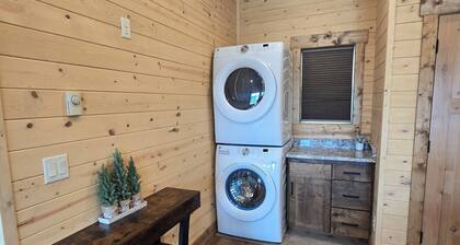 New Luxury one room cabin w/2 queen beds, kitchen, washer/dryer in Island Park