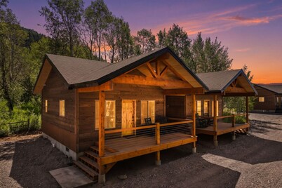 New Luxury one room cabin w/2 queen beds, kitchen, washer/dryer in Island Park