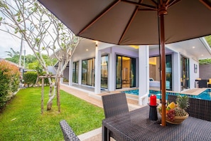 Villa, 3 Schlafzimmer, eigener Pool | Speisen im Freien