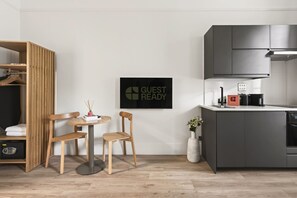 Fridge, microwave, oven, coffee/tea maker - GuestReady - Bright Double Room in Central London (London)