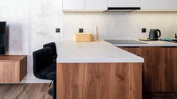 Kühlschrank, Mikrowelle, Ofen, Herdplatte