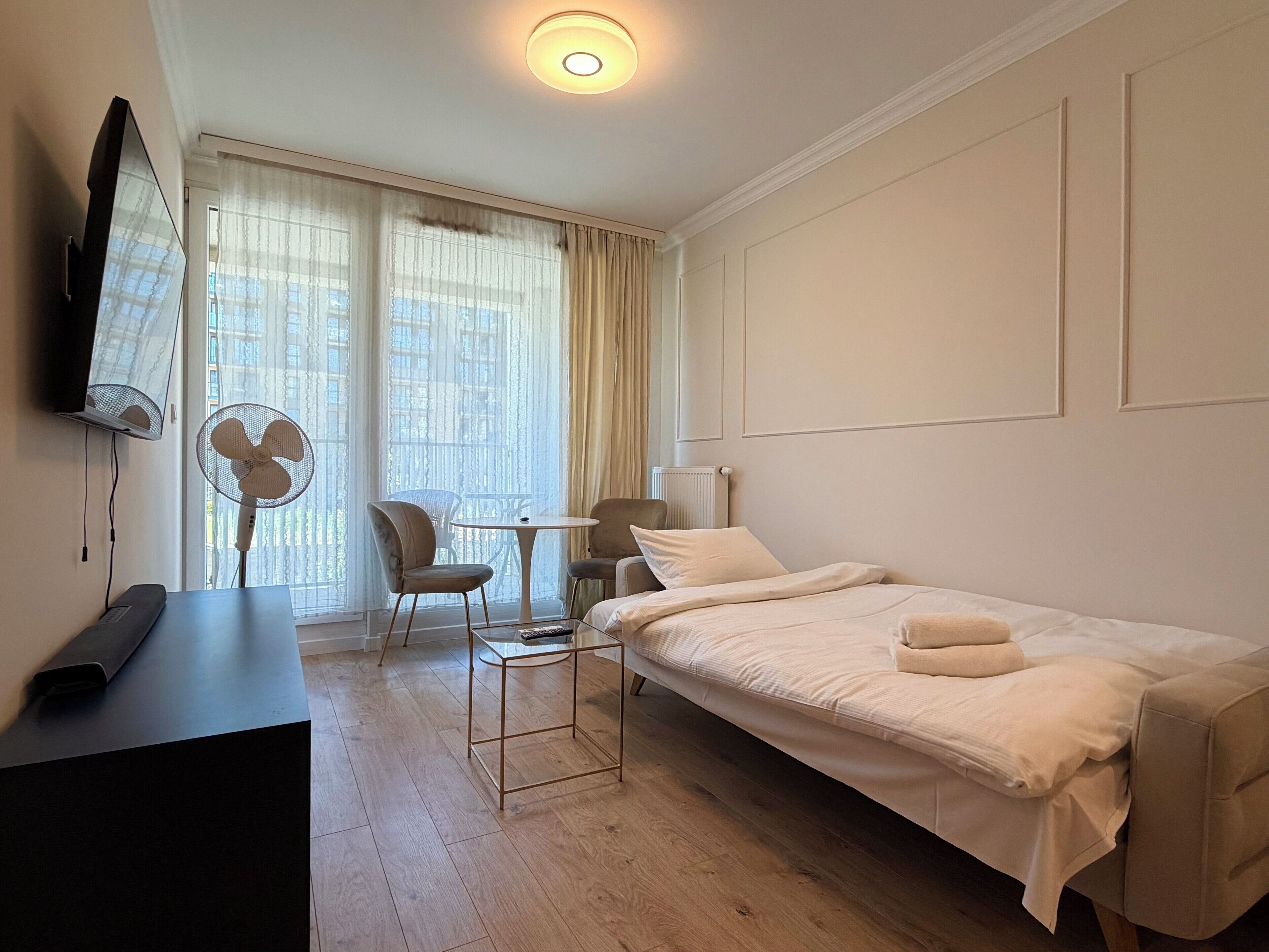 Iron/ironing board, WiFi, bed sheets