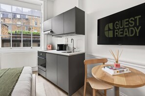 Fridge, microwave, oven - GuestReady - Bright Double Room near King's Cross (London)