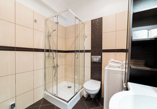 Douche, sèche-cheveux, serviettes fournies