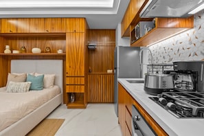 Wasserkocher mit Kaffee-/Teezubehör, Kühlschrank, Mikrowelle, Toaster