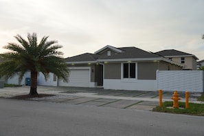 Exterior -     Emma’s Villa, Private Pool, Perfect for Families & Small Gatherings (Naranja)