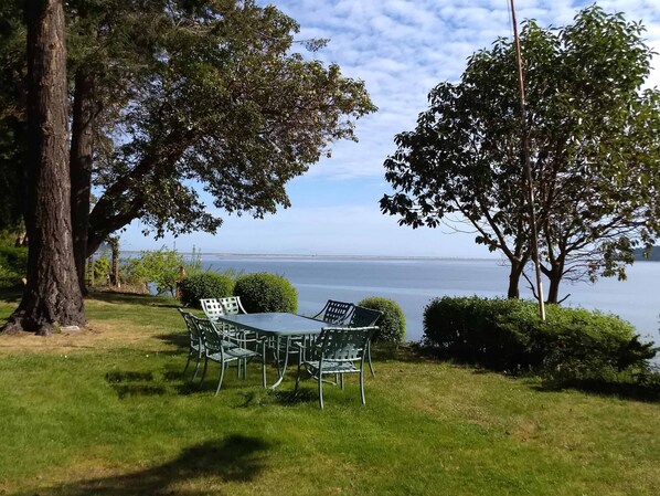 Outdoor dining - Waterfront, Views, Garden Setting, King Bed (Sequim)