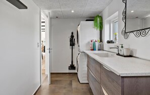 Wasserkocher mit Kaffee-/Teezubehör, Kühlschrank, Mikrowelle, Ofen
