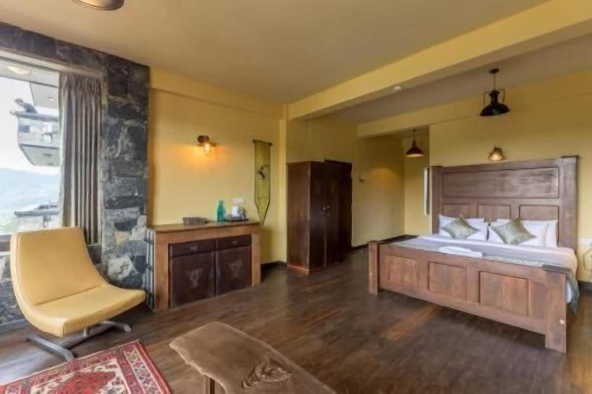 Un dormitorio con cama, escritorio, silla y armario.