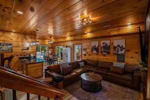 TV, fireplace, video games - HotTub/GameRoom/FirePit/Secluded/Sleeps 10! (Sevierville)