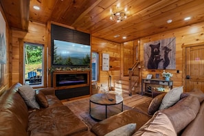 TV, fireplace, video games - HotTub/GameRoom/FirePit/Secluded/Sleeps 10! (Sevierville)