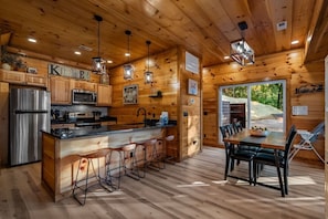 Coffee/tea maker, fridge, microwave, oven - HotTub/GameRoom/FirePit/Secluded/Sleeps 10! (Sevierville)