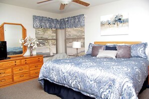 A bedroom with a bed, dresser, and a ceiling fan. - 2-bedroom townhome in pleasant Pinetop Country Club with AC (Pinetop Country Club)