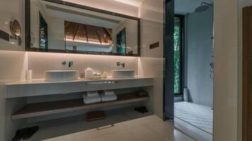 Chalet Luxe, vue montagne | Salle de bain | Baignoire et douche séparées, articles de toilette gratuits