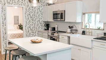 Refrigerador, microondas, horno, placa de cocina