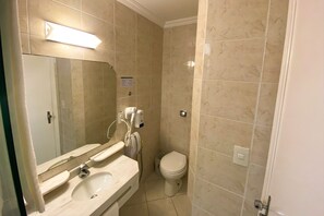 Bathroom - Charming Historic Room Near Downtown – Only 700 Meters from Shopping Palladium (Paraná)