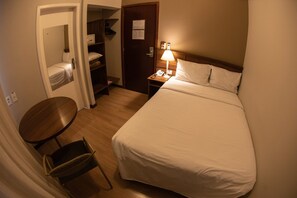 Room - Charming Historic Room Near Downtown – Only 700 Meters from Shopping Palladium (Paraná)