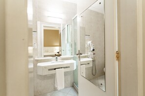 Bathroom - Comfortable Room Near City Center – Ideal for Couples or Business Travelers (Paraná)
