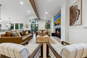 Smart-TV, Kamin, Videospiele, Arbeitsbereiche