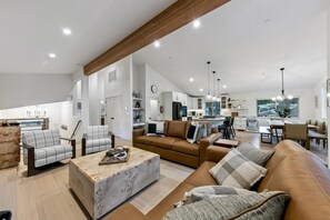 Smart-TV, Kamin, Videospiele, Arbeitsbereiche