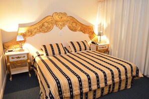 A hotel room with a large bed, two bedside tables, and a decorative headboard. - Premium Room w/ Comfortable Bed & Steps to Chapecó’s Top Sights (Santa Catarina)