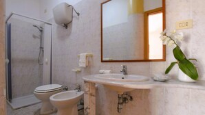 Bathroom - Apartment in Ricadi (048) (Ricadi)