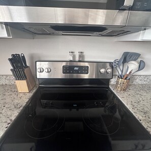 Cafetera y tetera, refrigerador, microondas y horno 