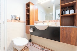 Een douche, een haardroger, handdoeken, zeep