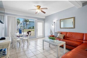Living area - Cozy 1-bedroom condo in soothing Port Aransas with AC (Port Aransas)