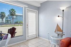 Interior - Cozy 1-bedroom condo in soothing Port Aransas with AC (Port Aransas)