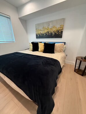 5 bedrooms, iron/ironing board, WiFi, bed sheets - Modern 5BR/5BA Near USC & Downtown LA (Los Angeles)