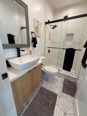 Hair dryer, towels, soap, toilet paper - Modern 5BR/5BA Near USC & Downtown LA (Los Angeles)