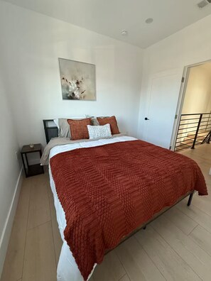 5 bedrooms, iron/ironing board, WiFi, bed sheets - Modern 5BR/5BA Near USC & Downtown LA (Los Angeles)