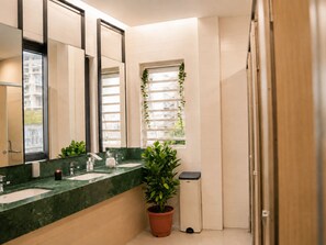Phòng đơn | Phòng tắm | Buồng tắm vòi sen, máy sấy tóc, khăn tắm, xà phòng 