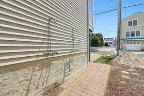 Ein Wohnhaus mit Satteldach, Garage und gepflasterter Auffahrt.