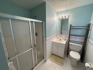 Dusche, Haartrockner, Handtücher, Seife