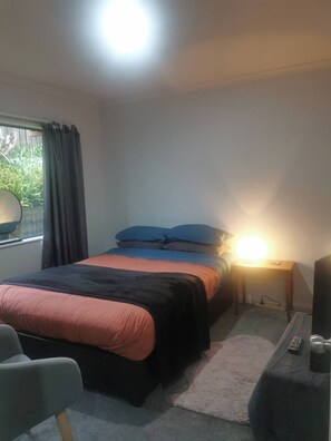 2 habitaciones, tabla de planchar con plancha, wifi y ropa de cama 
