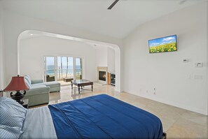 Room - Beachfront Oasis, 3BR, Ocean Views, Steps 2 HB (Huntington Beach)