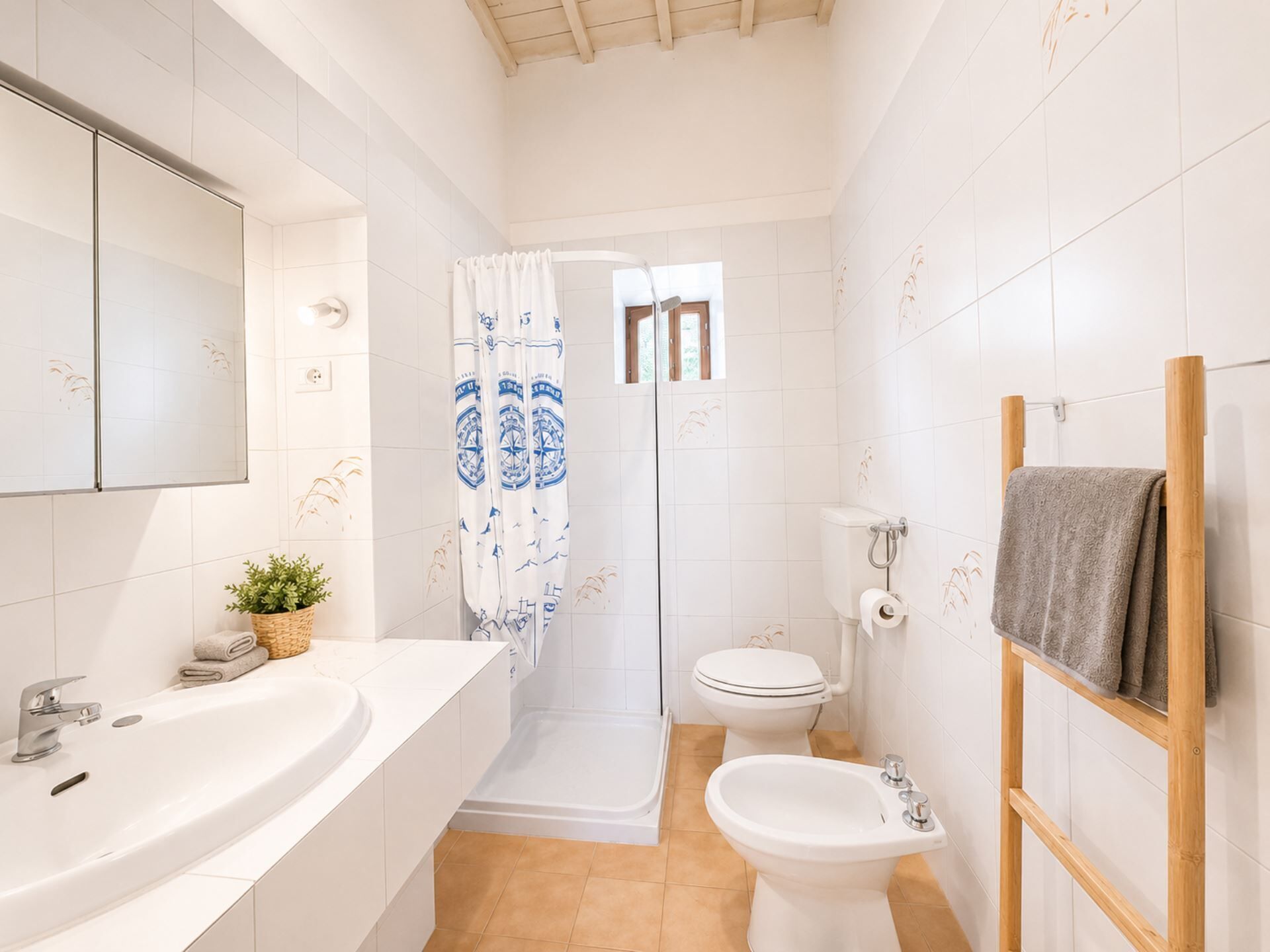 Douche, sèche-cheveux, serviettes fournies