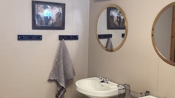 Basic Cabin, Mountain View | Bathroom