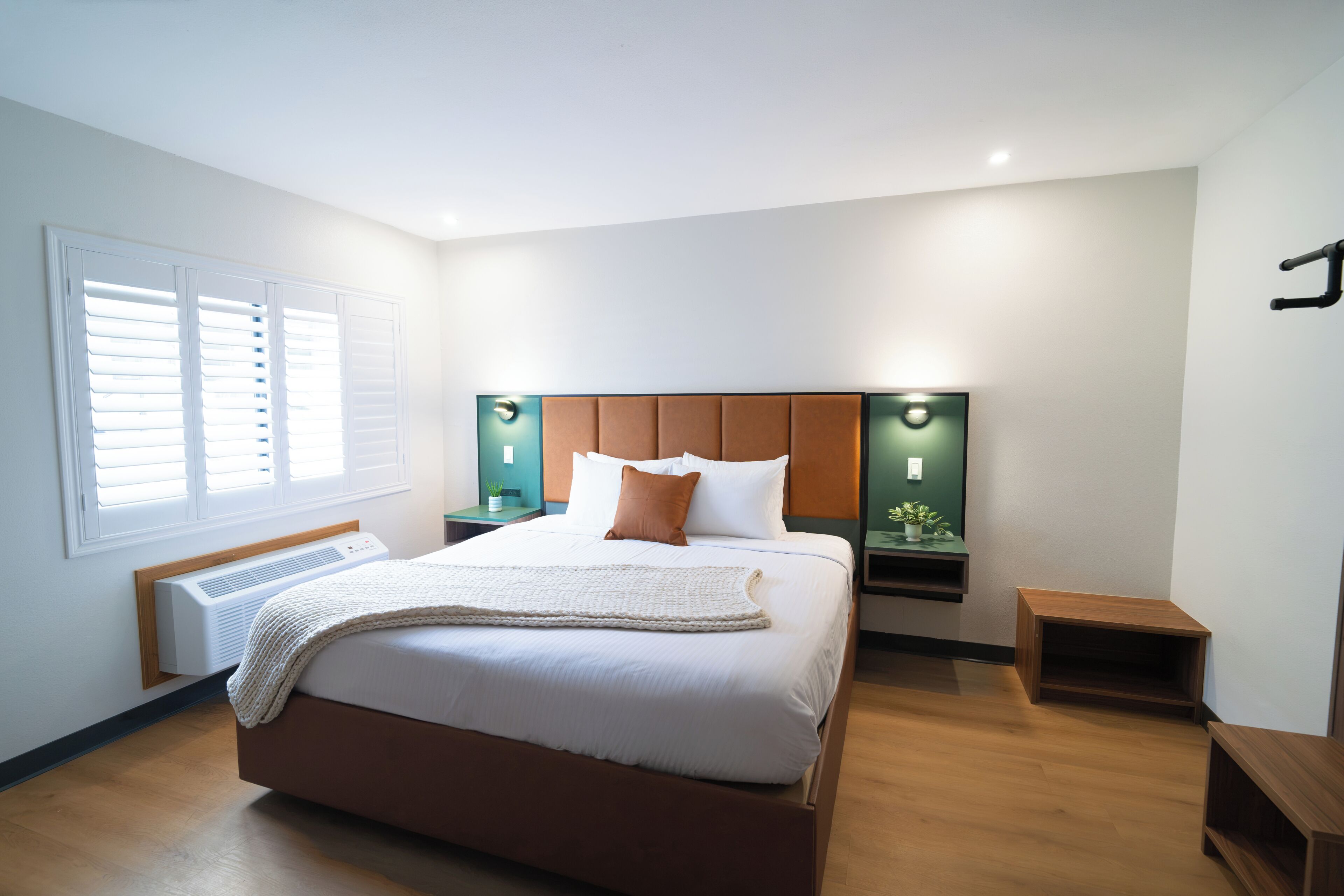 Deluxe Single Room, 1 King Bed, Roll-in Shower, Non Smoking | WiFi (free), bed sheets