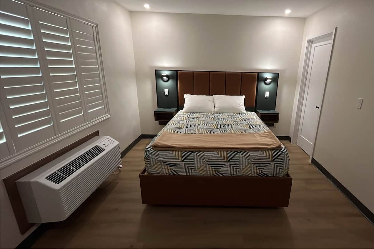 Deluxe Single Room, 1 Queen Bed, Non Smoking | Free WiFi