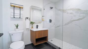 Deluxe-Einzelzimmer, 1 Queen-Bett, Nichtraucher | Badezimmer | Dusche, Handtücher, Seife, Shampoo