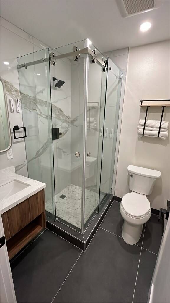 Een douche, handdoeken, zeep, shampoo