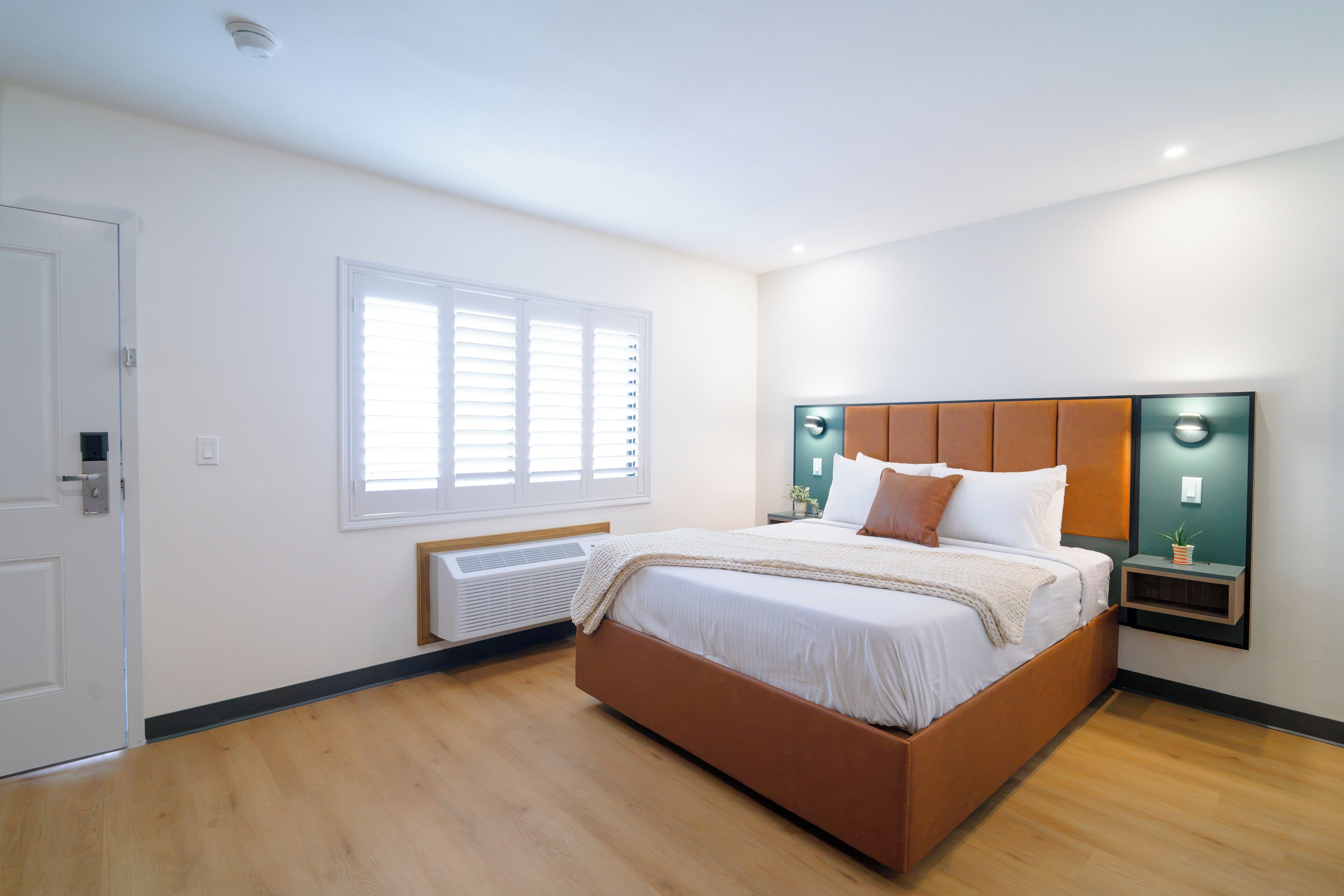 Deluxe Single Room, 1 Queen Bed, Non Smoking | WiFi (free), bed sheets