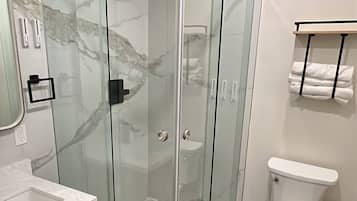 Habitación Deluxe doble, 2 camas de matrimonio, no fumadores | Baño | Ducha, toallas, jabón y champú