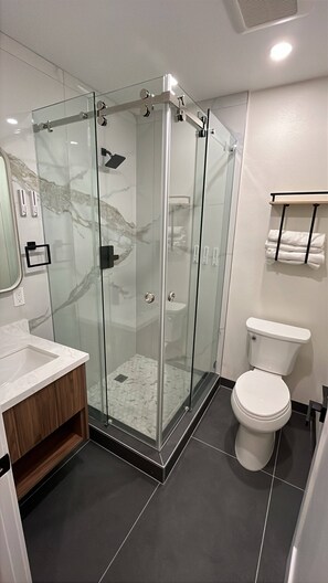 Deluxe tweepersoonskamer, 2 queensize bedden, niet-roken | Badkamer | Een douche, handdoeken, zeep, shampoo