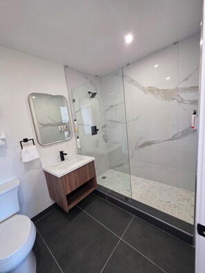 Kamar Single Deluks, 1 Tempat Tidur Queen, Bebas Asap Rokok | Kamar mandi | Shower, handuk, sabun, dan sampo