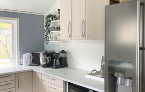 Wasserkocher mit Kaffee-/Teezubehör, Kühlschrank, Mikrowelle, Ofen